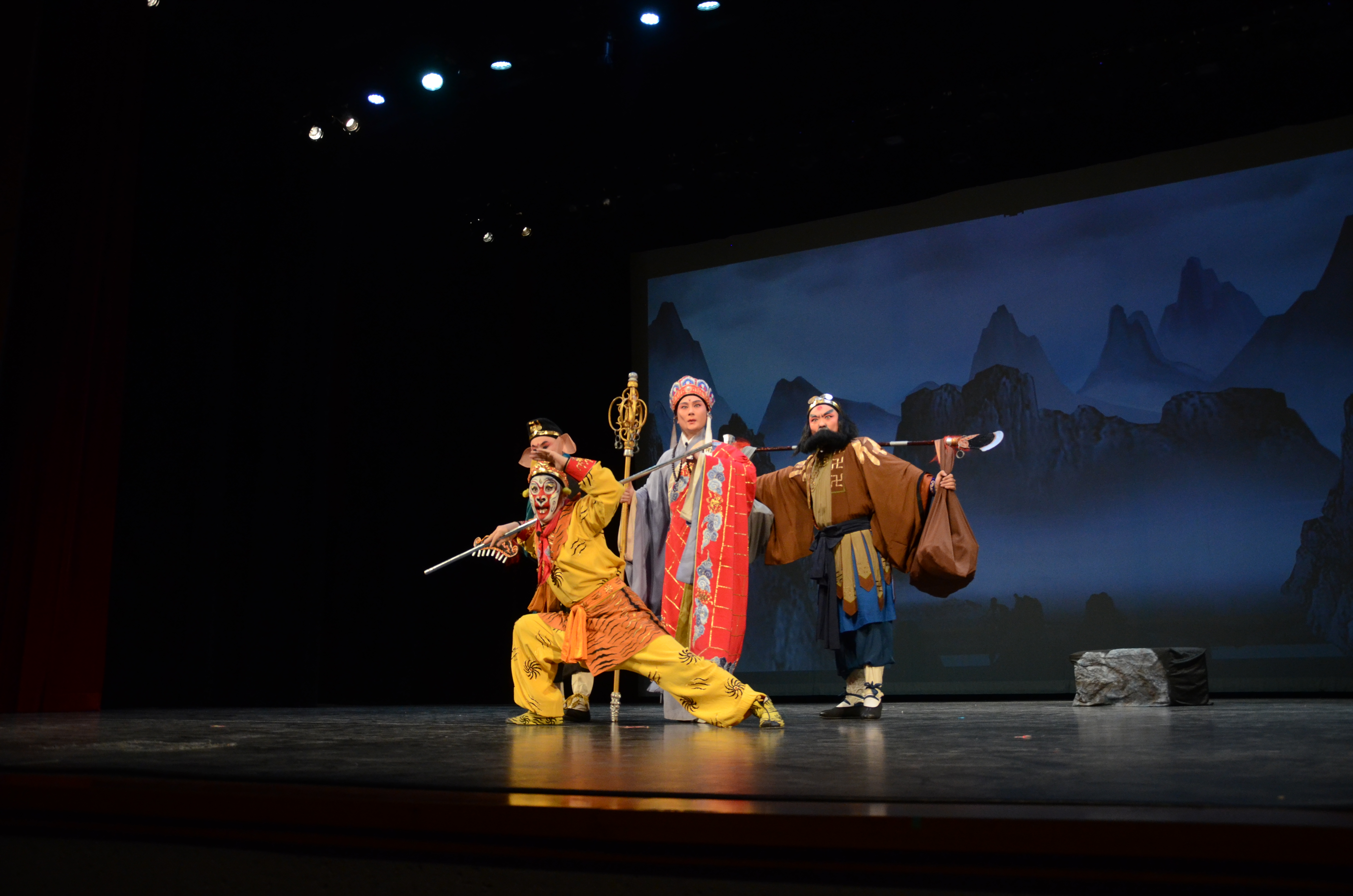 ������2025���ִ��ں���Ϸ�������������ࡶ����׹Ǿ����𺳶�