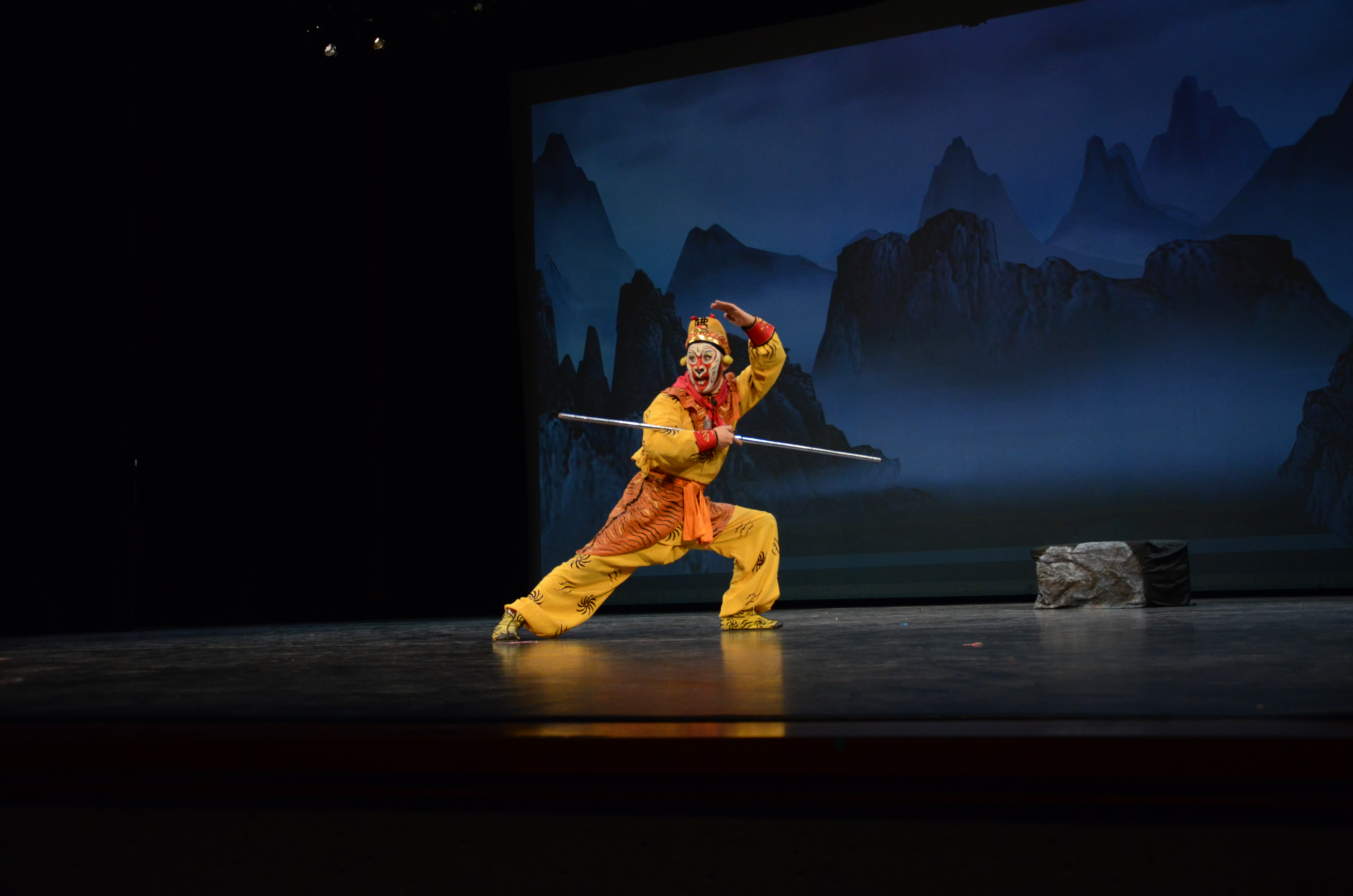 ������2025���ִ��ں���Ϸ�������������ࡶ����׹Ǿ����𺳶�