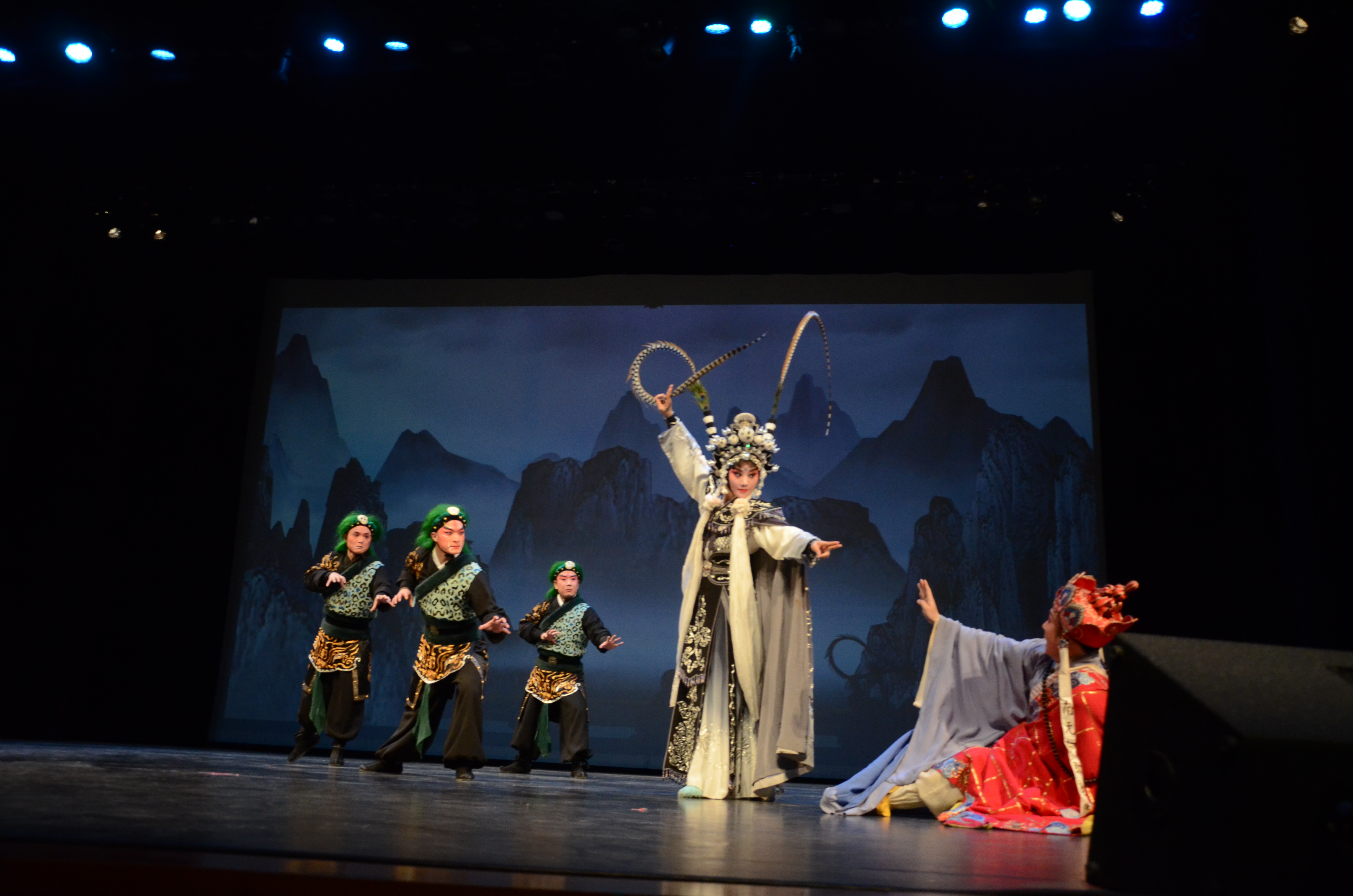 ������2025���ִ��ں���Ϸ�������������ࡶ����׹Ǿ����𺳶�