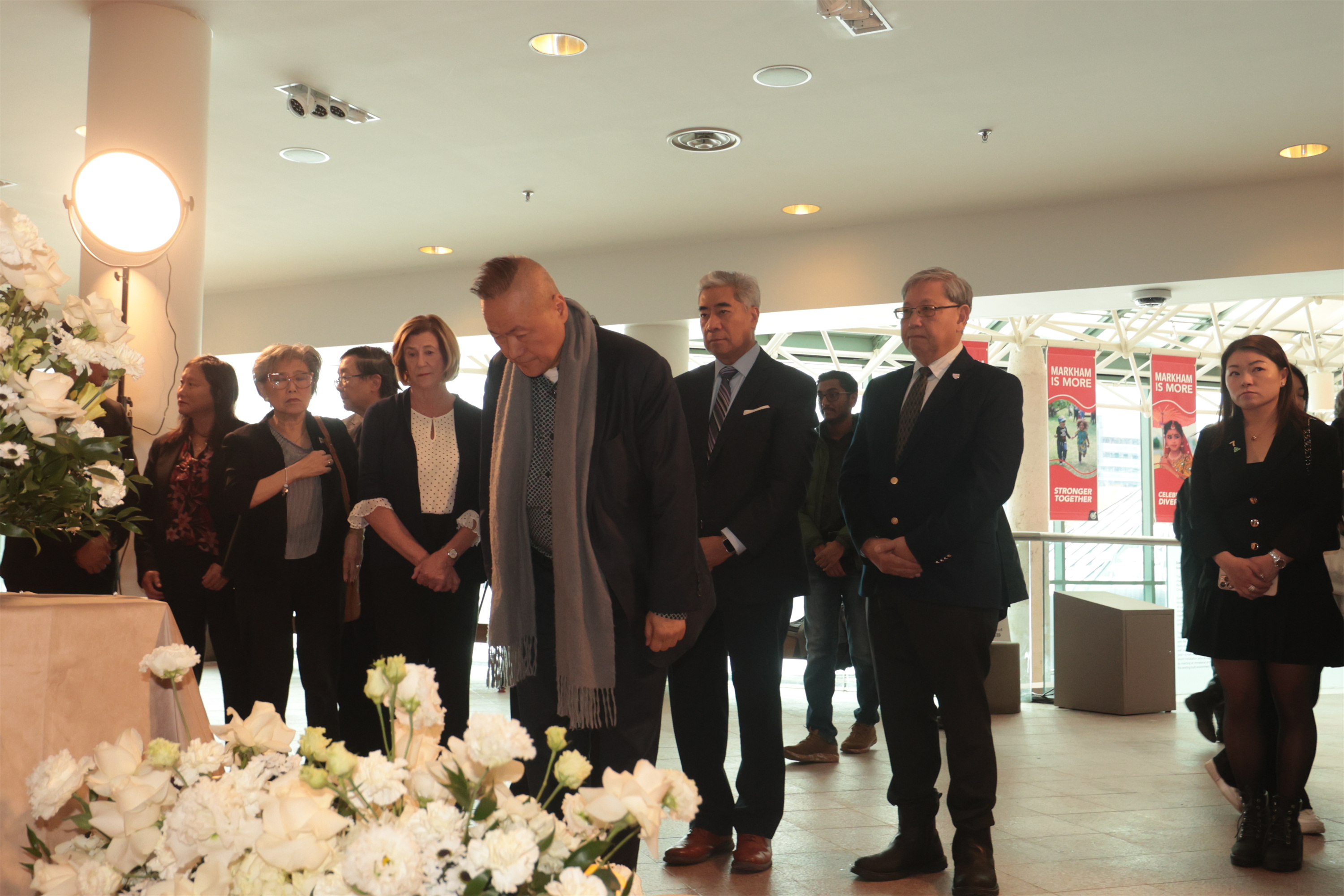 加拿大香港社团联合总会会长陆炳雄跨海捐赠生活用品支援香港火灾