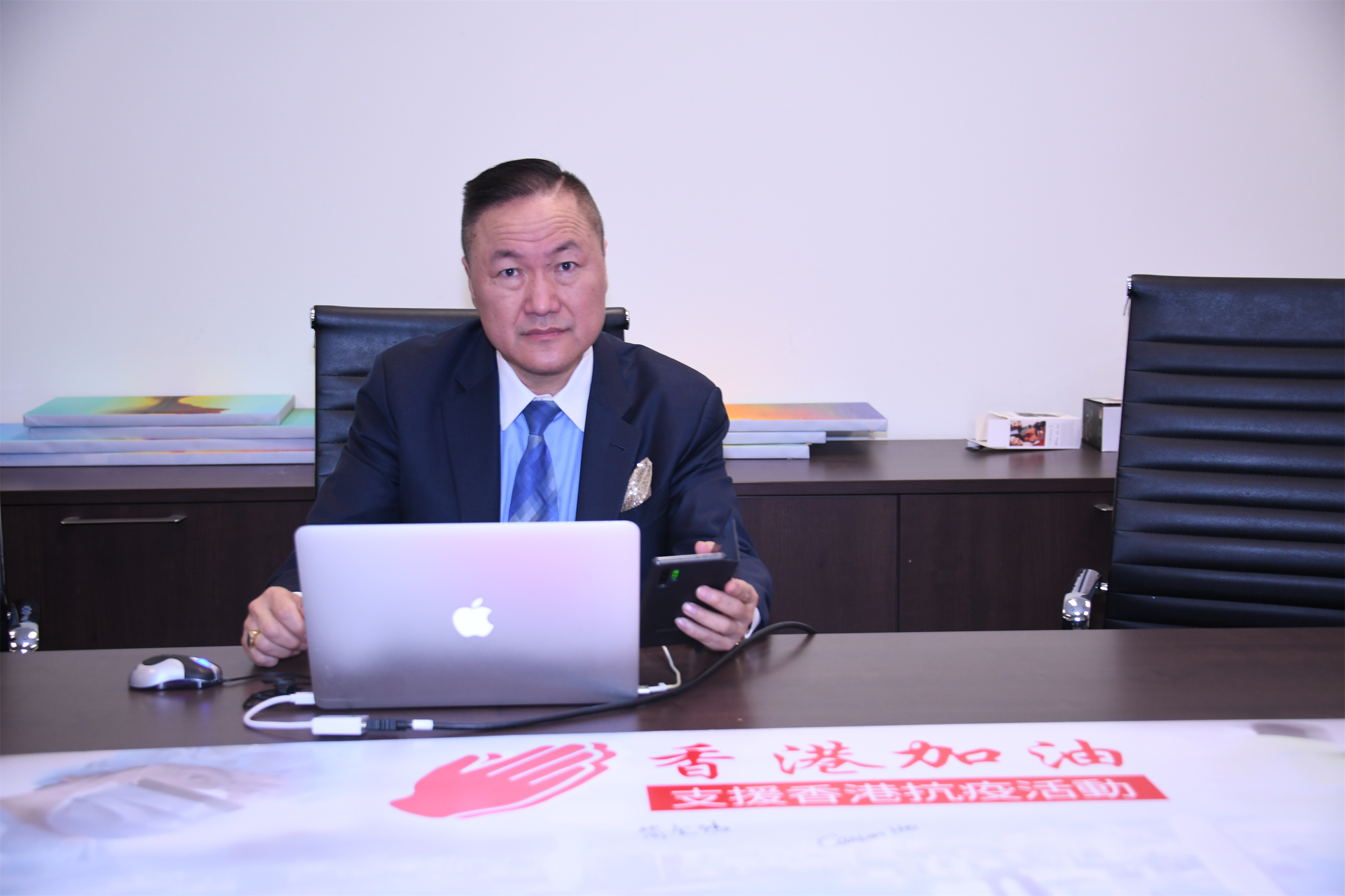 加拿大香港社团联合总会会长陆炳雄跨海捐赠生活用品支援香港火灾