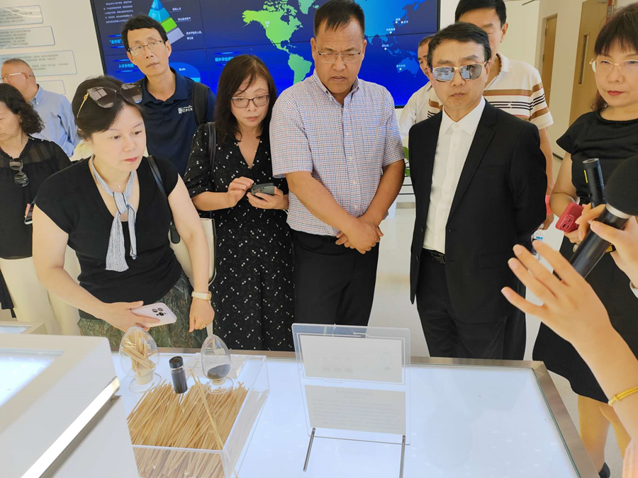 加拿大浙江总商会与加中校友商盟国际科技考察团访问浙江大学—系