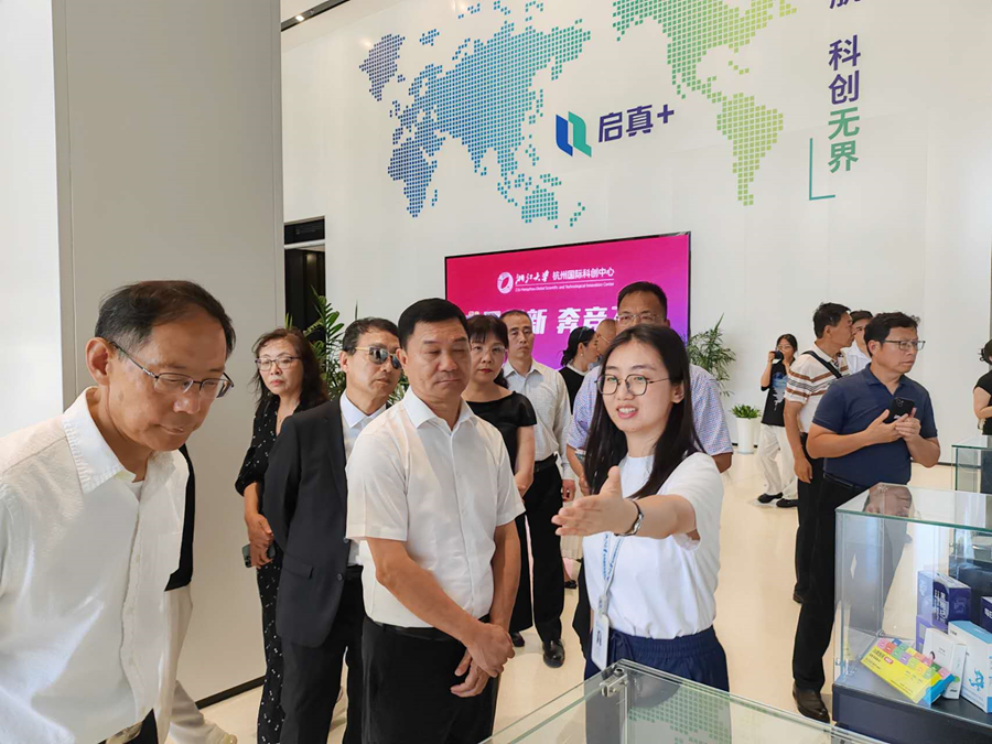 加拿大浙江总商会与加中校友商盟国际科技考察团访问浙江大学—系