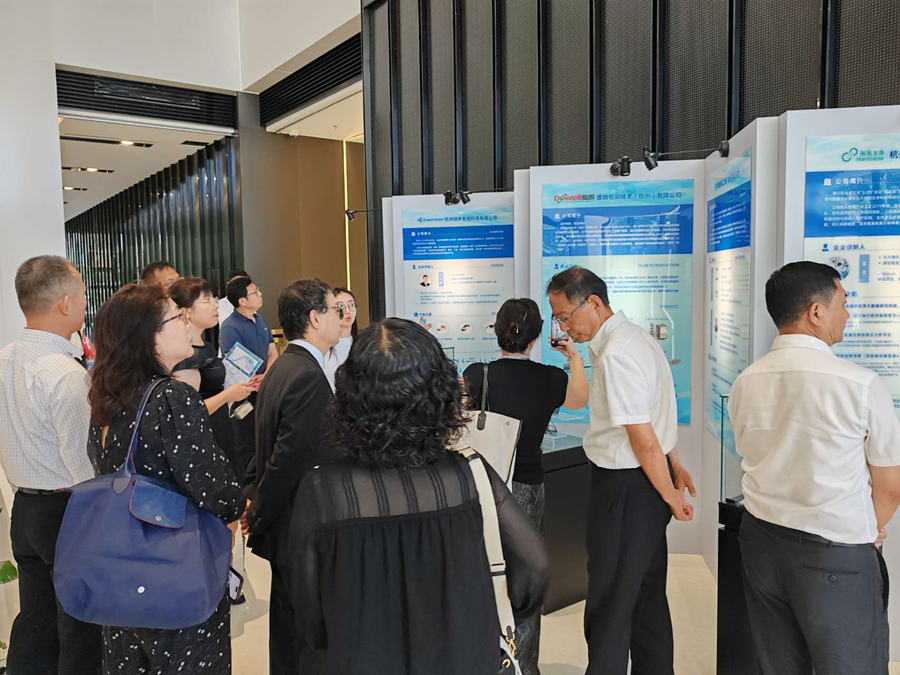 加拿大浙江总商会与加中校友商盟国际科技考察团访问浙江大学—系