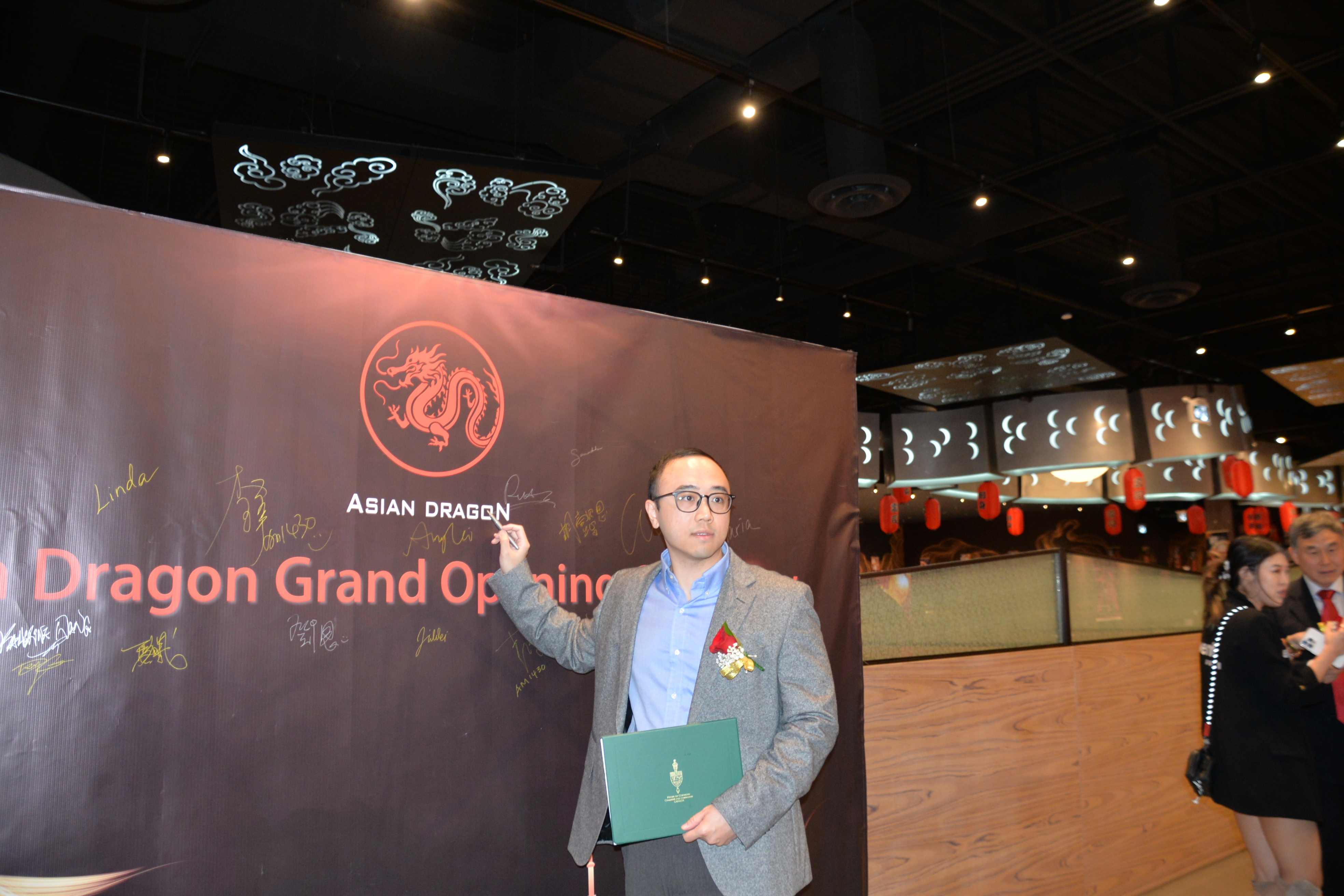 Asian Dragon Buffet��֮��ʢ��ҵ����λ��������ºع���ʢ��