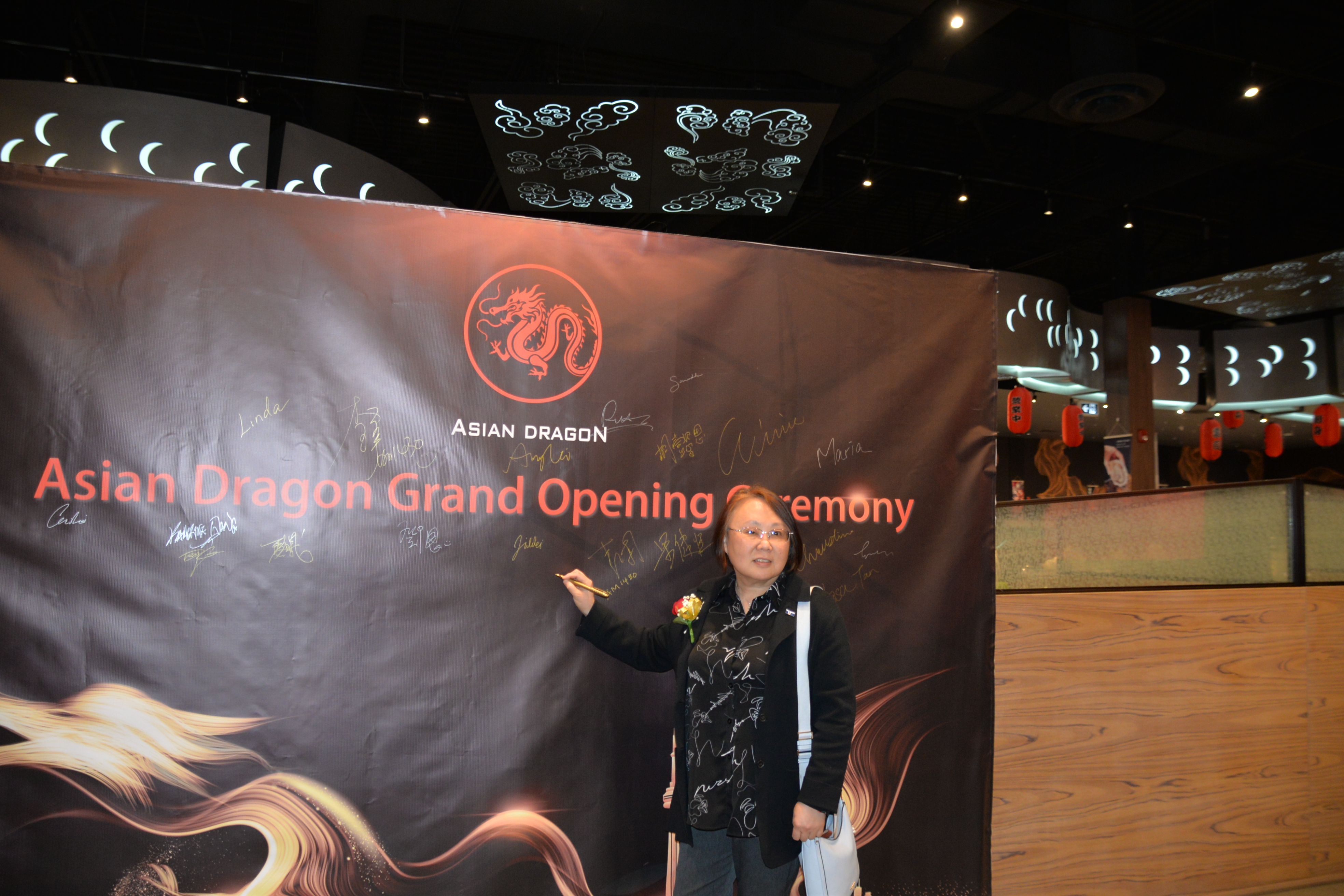 Asian Dragon Buffet��֮��ʢ��ҵ����λ��������ºع���ʢ��