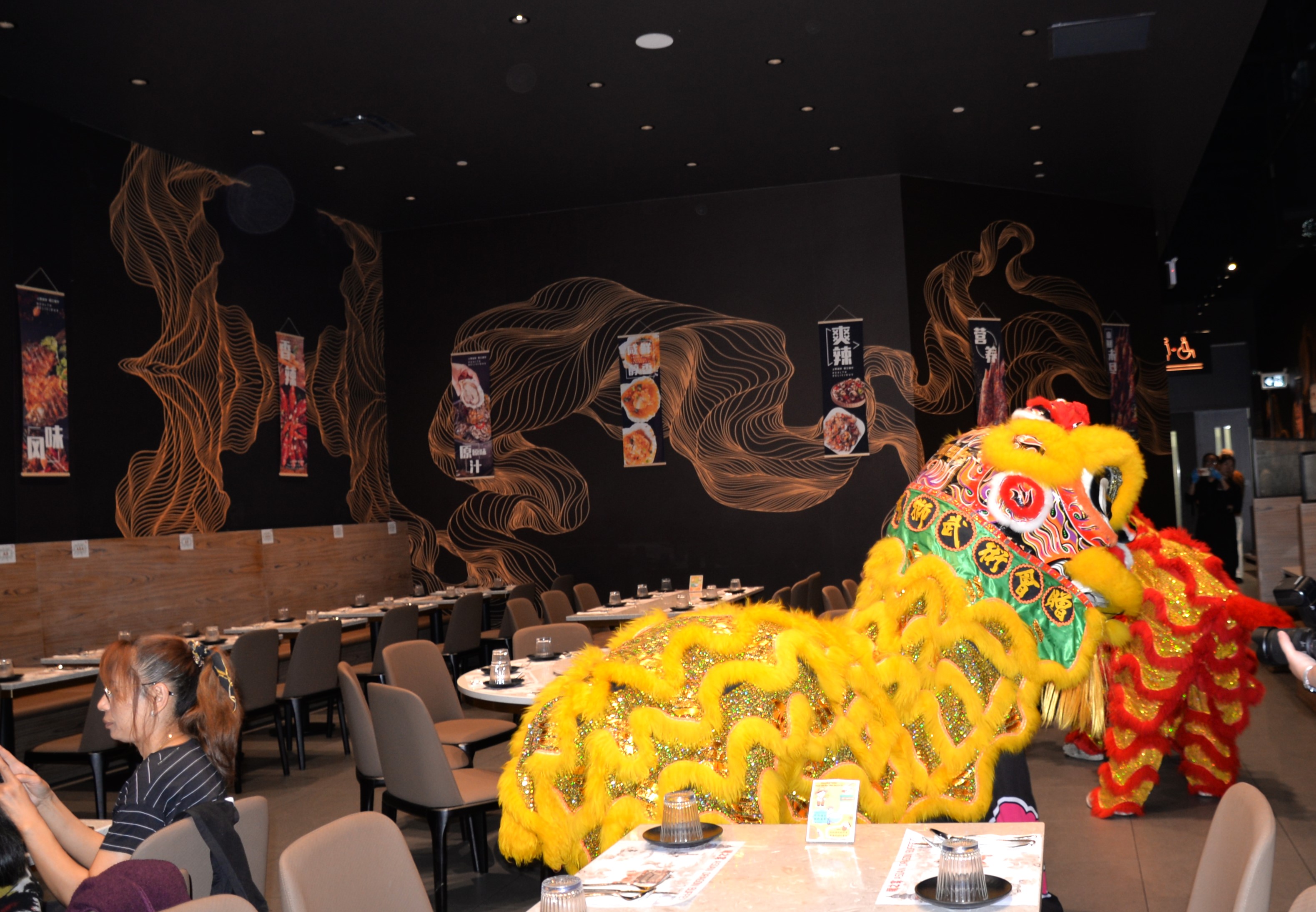 Asian Dragon Buffet��֮��ʢ��ҵ����λ��������ºع���ʢ��