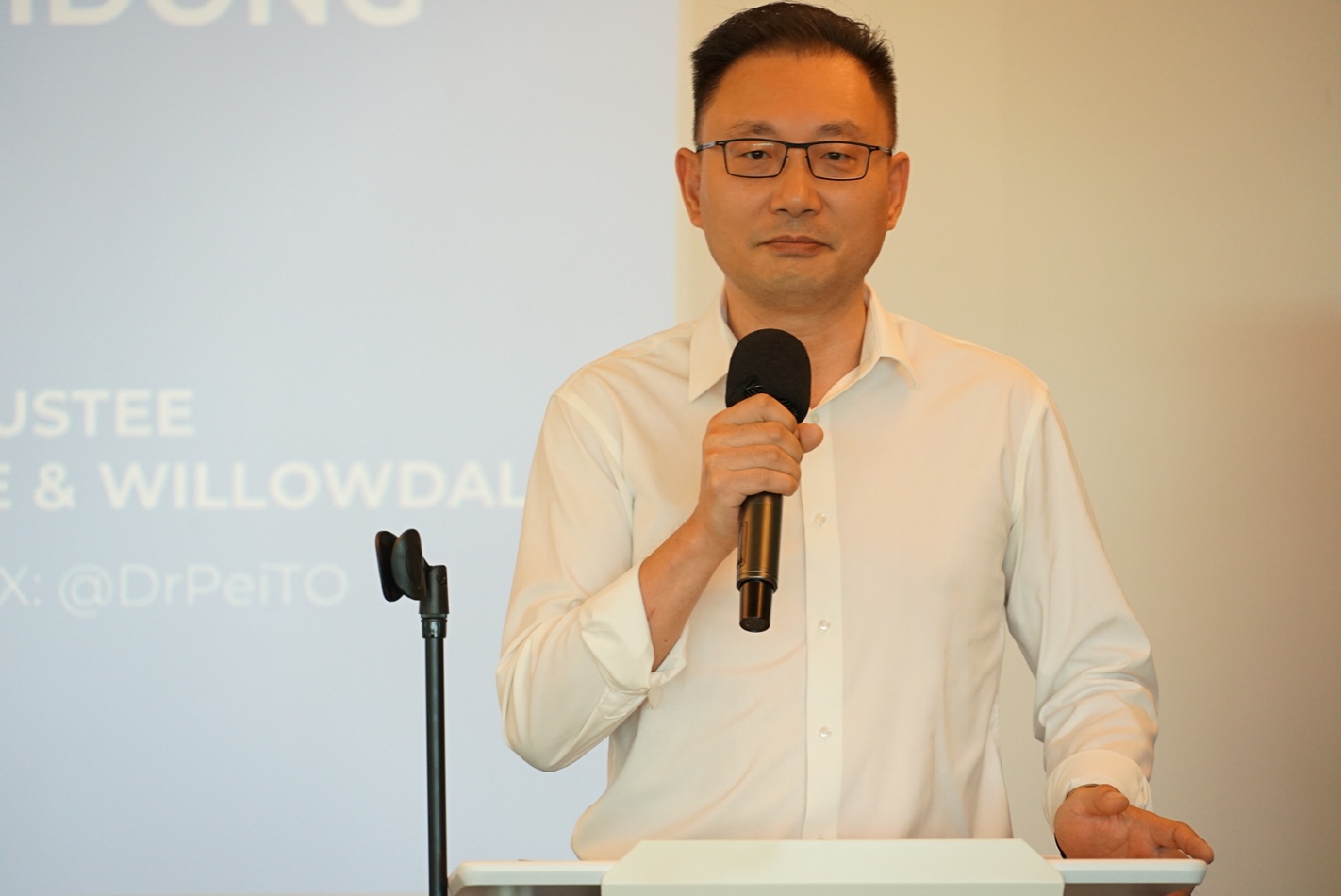 裴卫东医生宣布竞选连任多伦多教育局教育委员