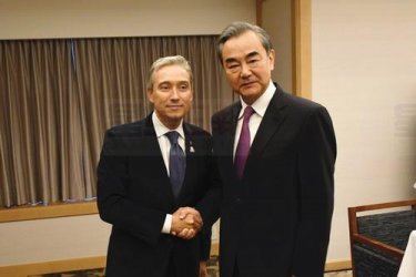 <strong>中加外长会面1小时,期待双边关系突破</strong>