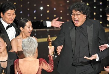 ��92���˹���佱���Ļ���£�������Ӱ�������桷�����Ӯ�ң�