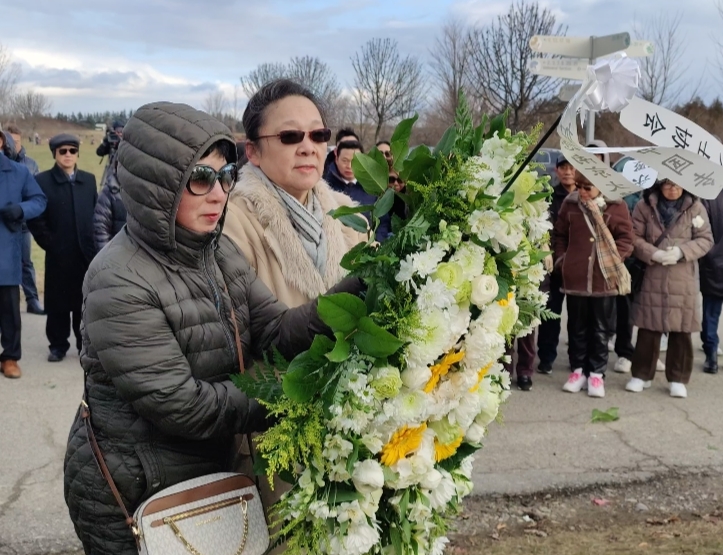 A group of people holding flowers

Description automatically generated