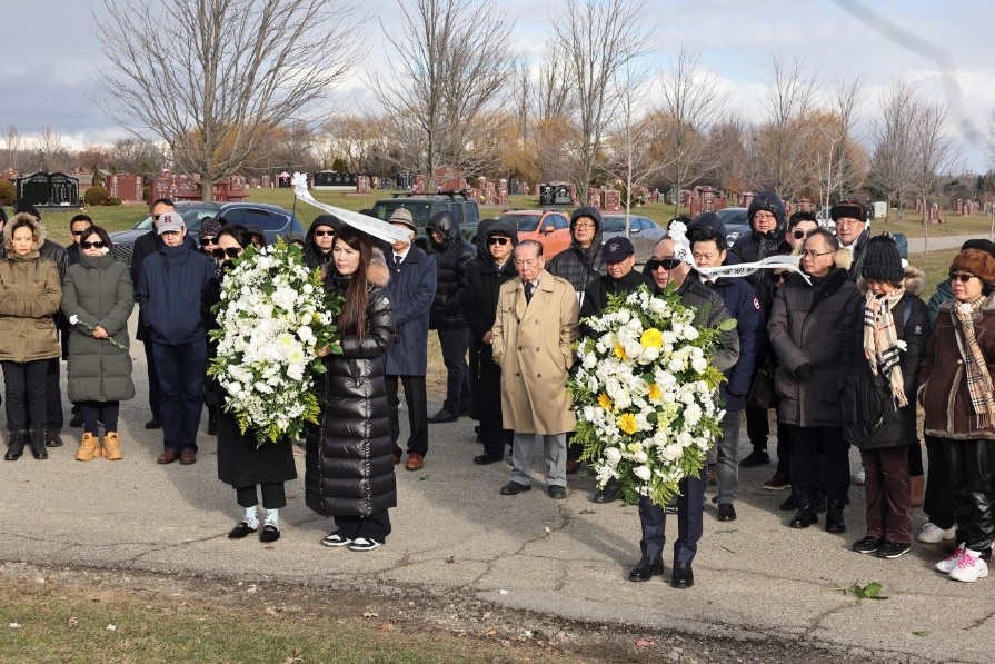 A group of people holding flowers

Description automatically generated