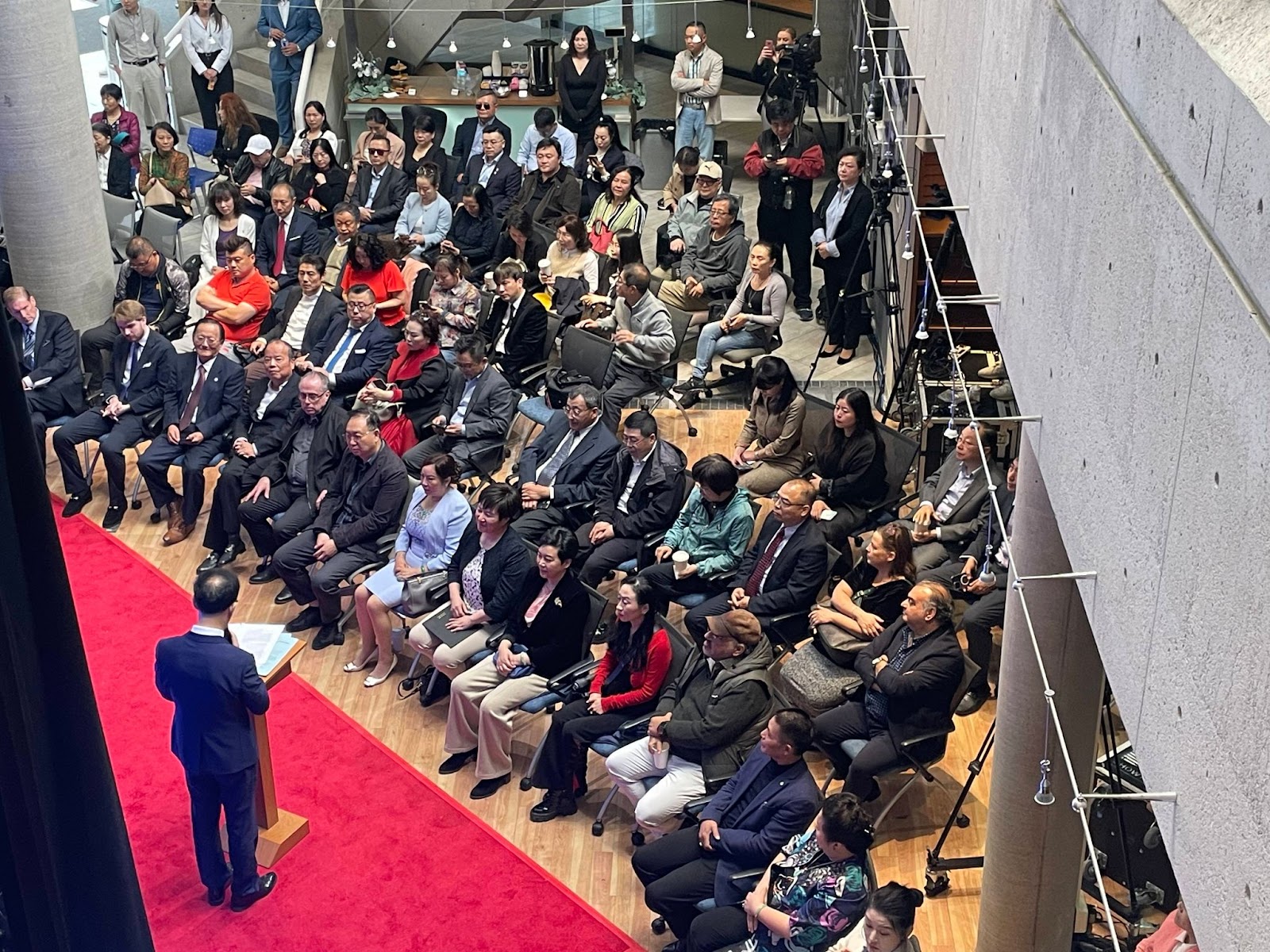 远见从传统教育成功转型高科技、生命科学和人工智能教育