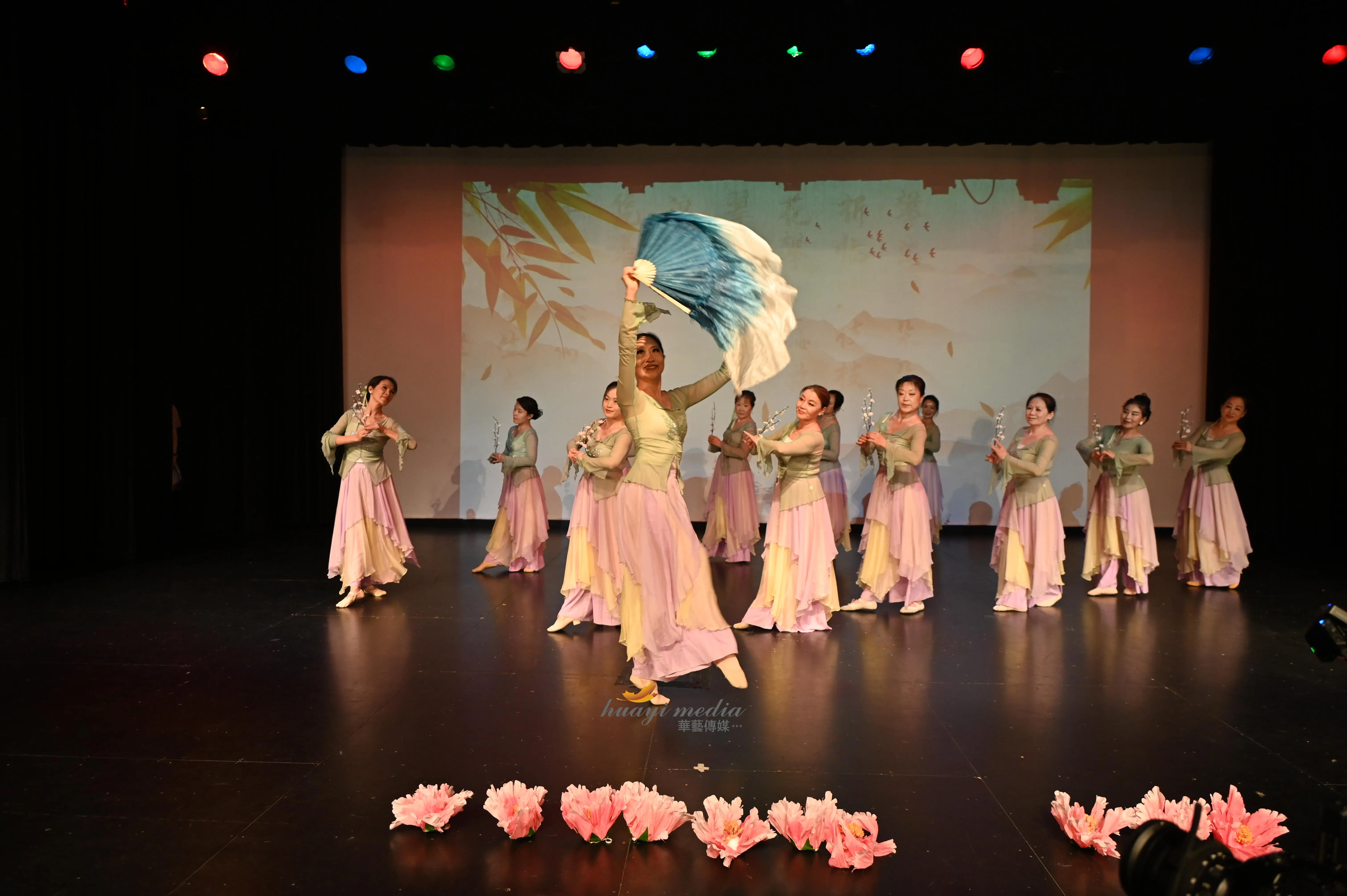 枫叶俱乐部举办居家养老项目义工颁奖暨俱乐部成立十五周年庆典