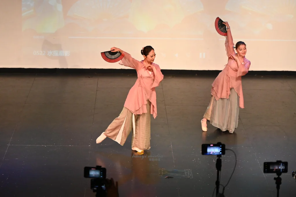 枫叶俱乐部举办居家养老项目义工颁奖暨俱乐部成立十五周年庆典