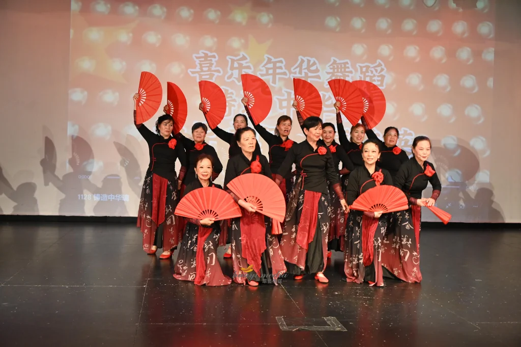 枫叶俱乐部举办居家养老项目义工颁奖暨俱乐部成立十五周年庆典