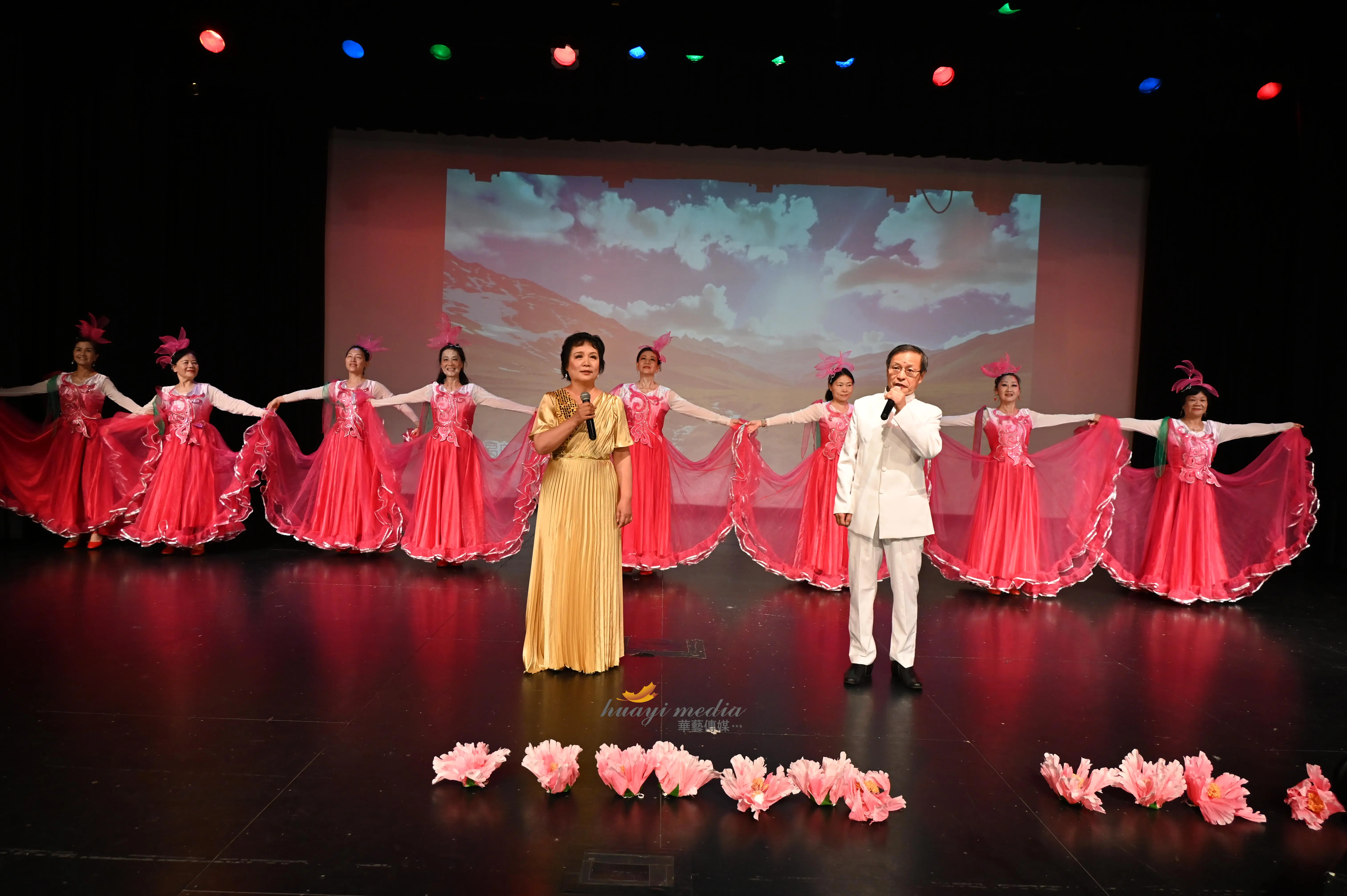 枫叶俱乐部举办居家养老项目义工颁奖暨俱乐部成立十五周年庆典