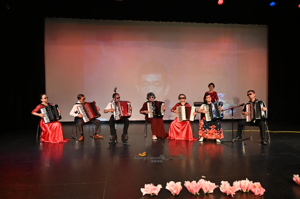 枫叶俱乐部举办居家养老项目义工颁奖暨俱乐部成立十五周年庆典