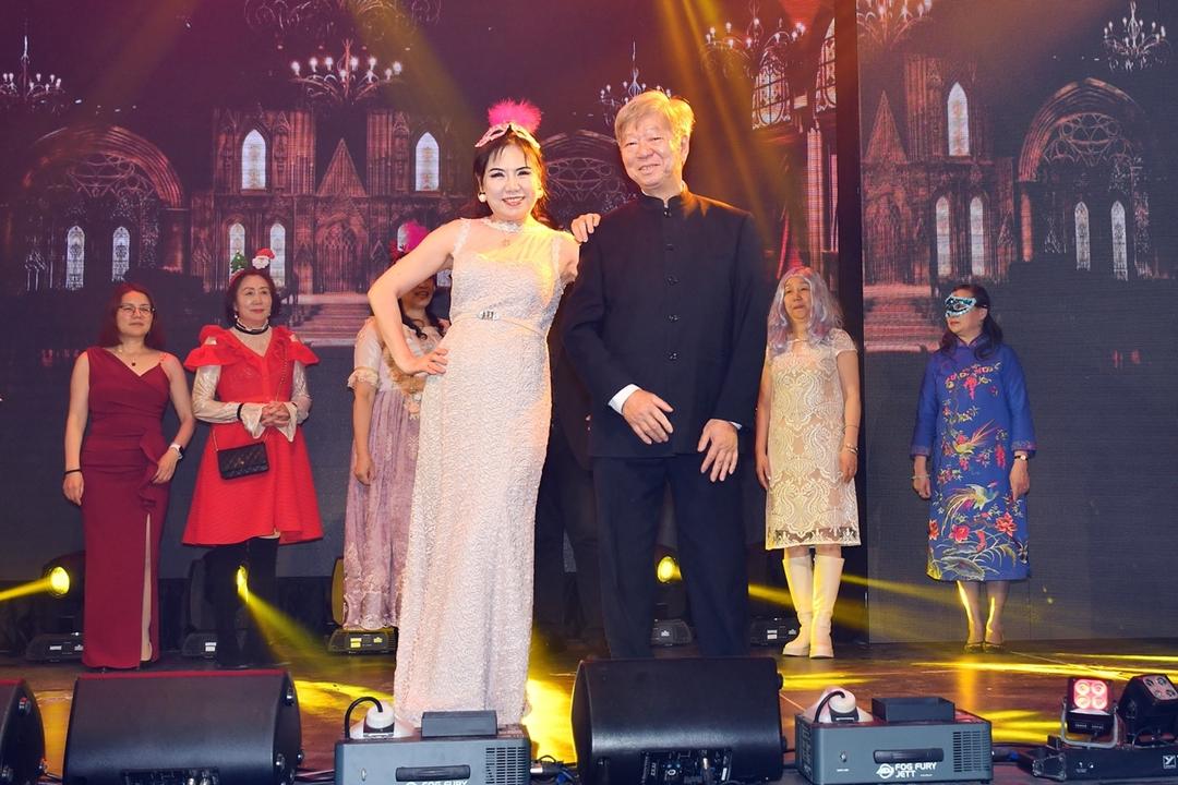 加拿大深圳社团联合总会成功举办深爱慈善之夜答谢庆功暨圣诞迎新