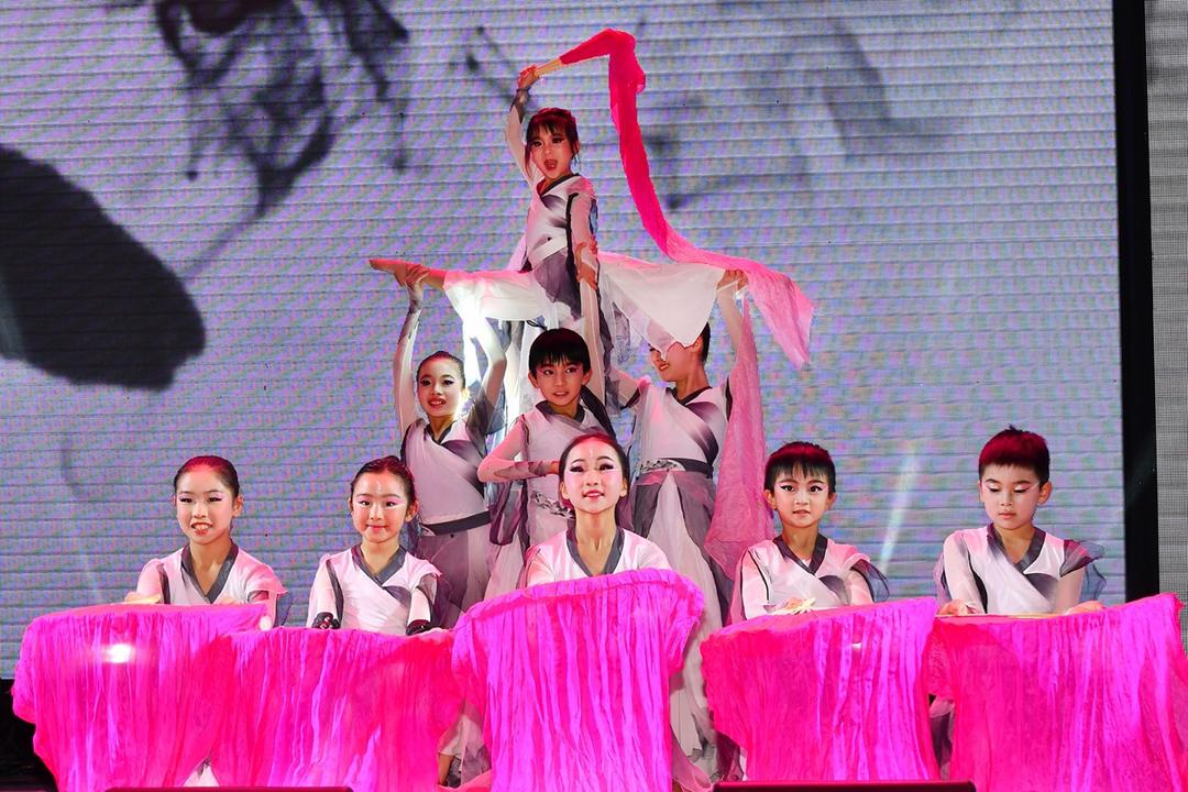 加拿大深圳社团联合总会成功举办深爱慈善之夜答谢庆功暨圣诞迎新