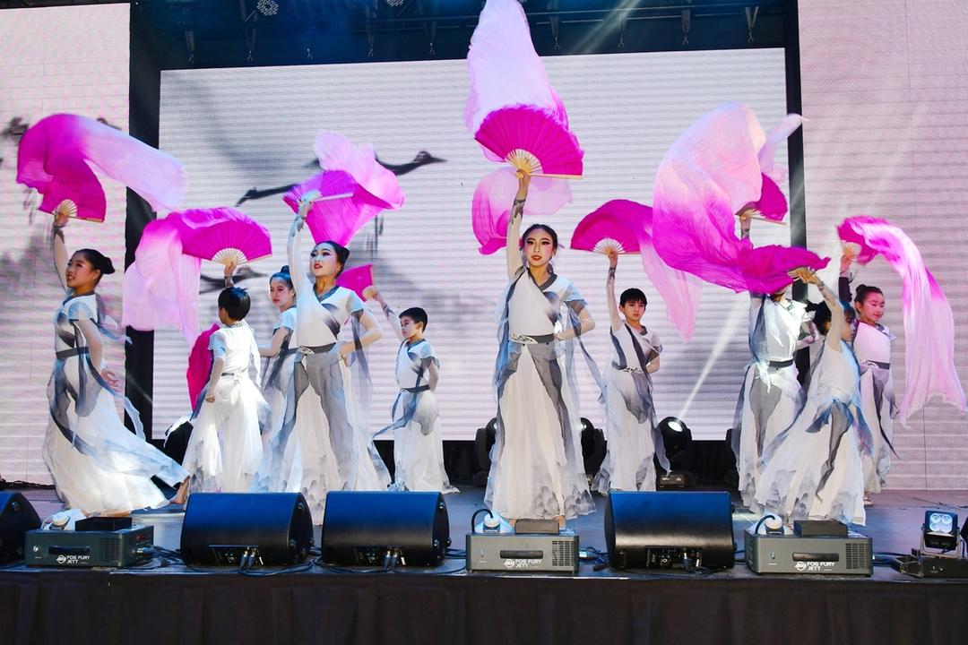 加拿大深圳社团联合总会成功举办深爱慈善之夜答谢庆功暨圣诞迎新