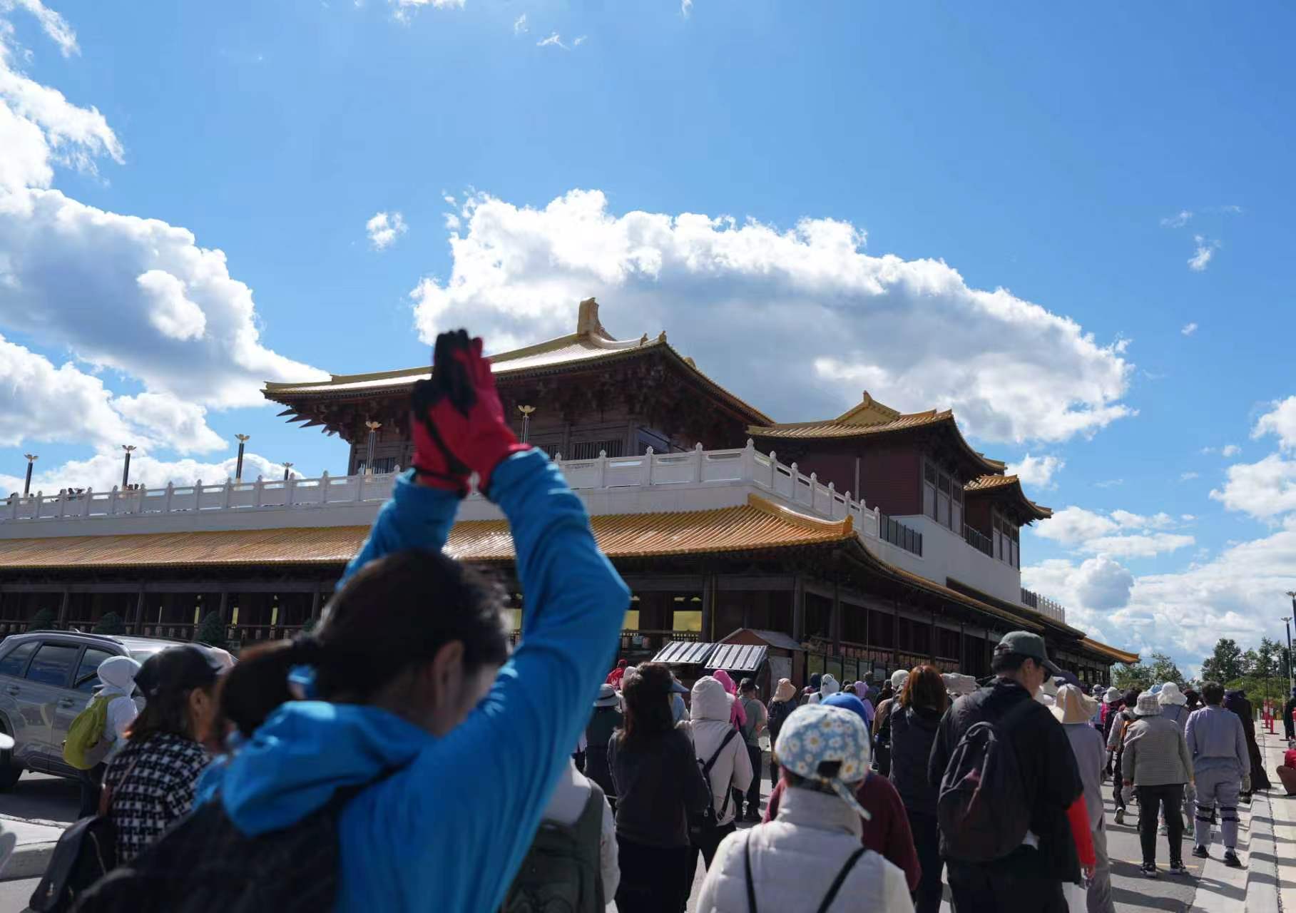 二十一载风雨无阻,加国五台山三步一拜